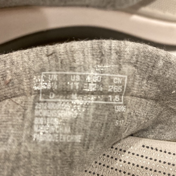 Clarks Cloudsteppers Women’s Size 11 Soft Cushion Flip Flop Sandals Grey Fabric - Picture 9 of 10